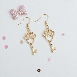 Minnie Key Earrings 
(Free gift with a purchase of Disney wallet)